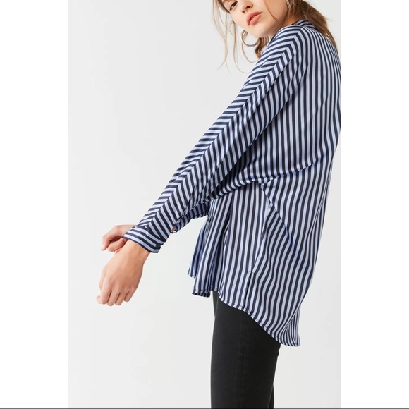 UO Sunny Day Satin Button-Down Top - Picture 5 of 6